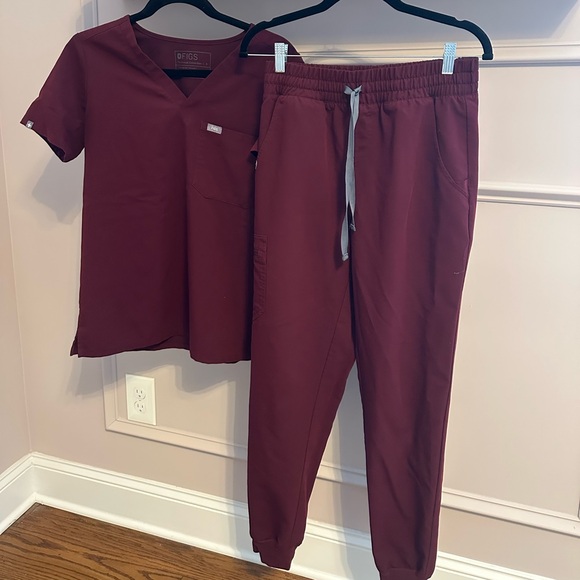 Figs Tops - Figs Women's Scrub Top and Jogger Set in Wine